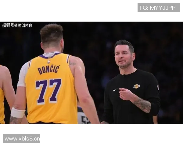 小里与拉拉维亚合影NBA商店东契奇调侃球迷买不买自己球衣